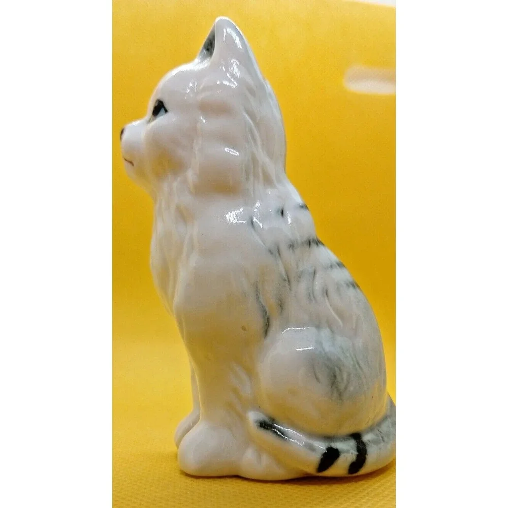 Cat Kitten Ceramic Cream And White Cat With Blue Eyes and stripes Figurine-USED